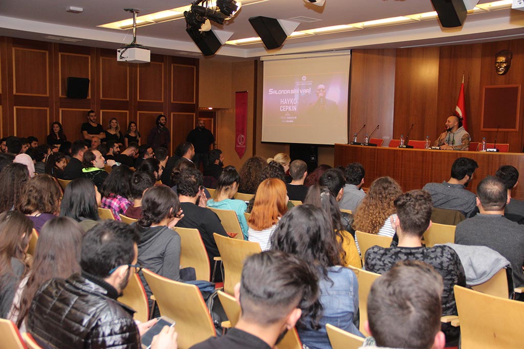 Ünlü rock müzik sanatçısı Hayko Cepkin, Anadolu Üniversitesi'nde öğrencilerle bir araya geldi. Sevilen sanatçı, artık albüm yapmayacağını, bunun yerine single şarkılar çıkaracağını söyledi. Salonun dolu olduğu etkinlikte Hayko Cepkin, verdiği samimi cevaplarla öğrencileri kahkahaya boğdu.