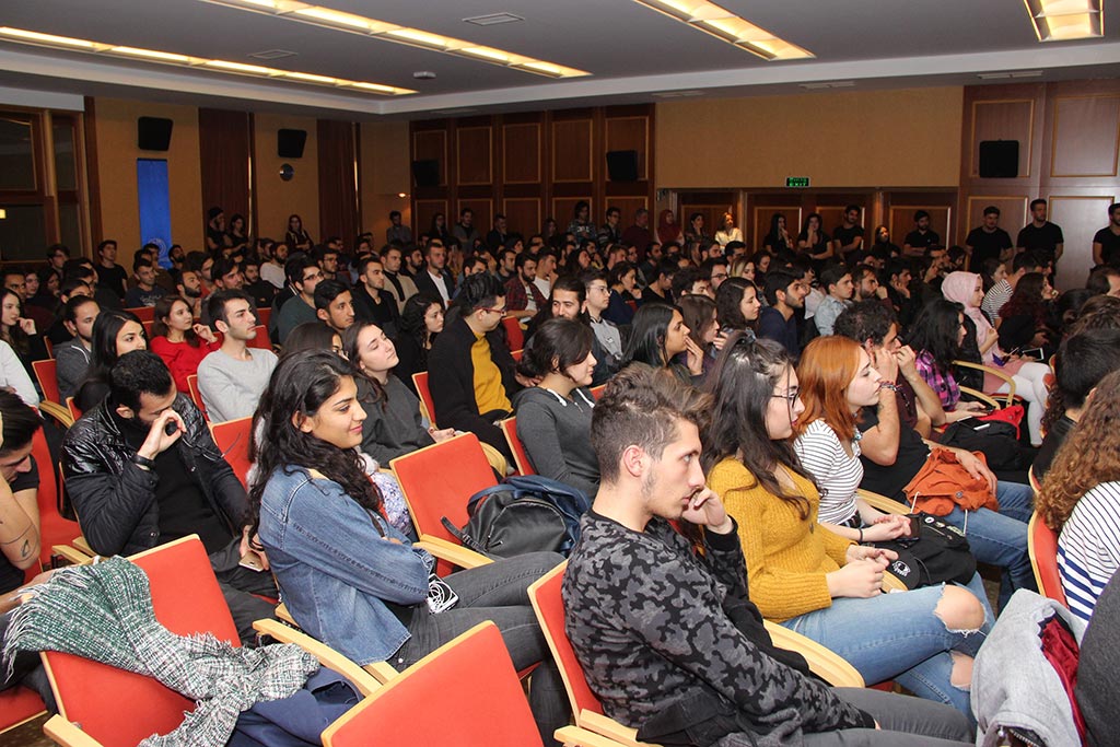 Ünlü rock müzik sanatçısı Hayko Cepkin, Anadolu Üniversitesi'nde öğrencilerle bir araya geldi. Sevilen sanatçı, artık albüm yapmayacağını, bunun yerine single şarkılar çıkaracağını söyledi. Salonun dolu olduğu etkinlikte Hayko Cepkin, verdiği samimi cevaplarla öğrencileri kahkahaya boğdu.