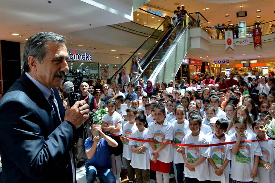 İlkokul öğrencilerinin hayvan sevgisi kazanması, sokak hayvanları konusunda bilinçlenmesi amacıyla Tepebaşı Belediyesi tarafından geleneksel olarak düzenlenen “Hayvan Sevgisi” temalı resim yarışması ödül töreni gerçekleştirildi. 