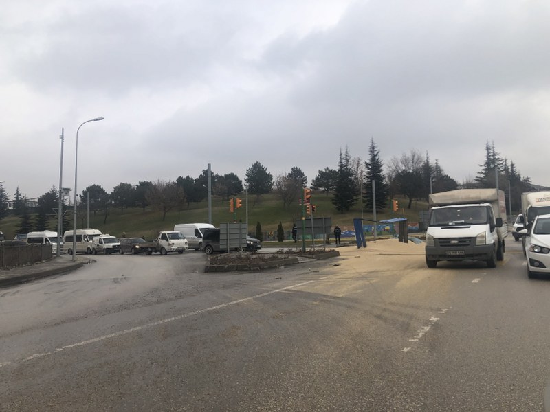 Eskişehir’de virajı alamayarak devrilen traktörün römorku metrelerce sürüklenirken, içinde bulunan yüzlerce kilo hayvan yemi karayoluna yayıldı, trafik bir süre aksadı. 