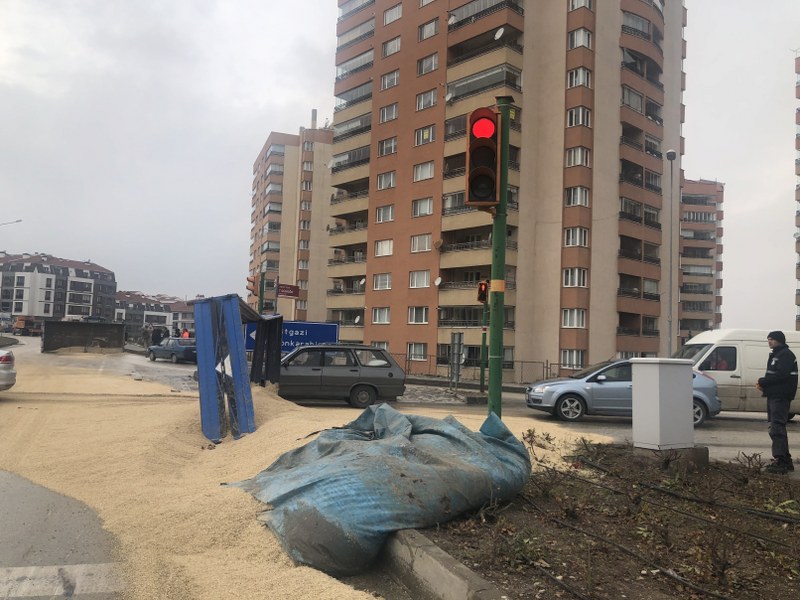 Eskişehir’de virajı alamayarak devrilen traktörün römorku metrelerce sürüklenirken, içinde bulunan yüzlerce kilo hayvan yemi karayoluna yayıldı, trafik bir süre aksadı. 