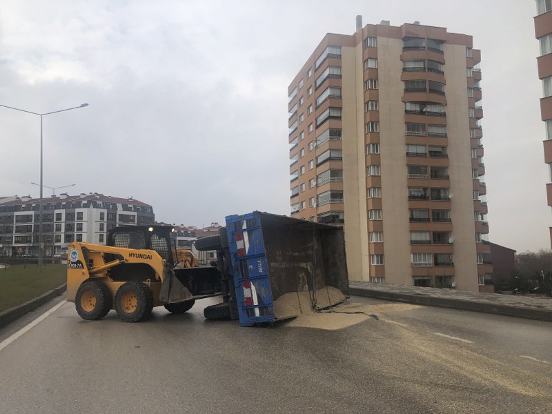 Eskişehir’de virajı alamayarak devrilen traktörün römorku metrelerce sürüklenirken, içinde bulunan yüzlerce kilo hayvan yemi karayoluna yayıldı, trafik bir süre aksadı. 