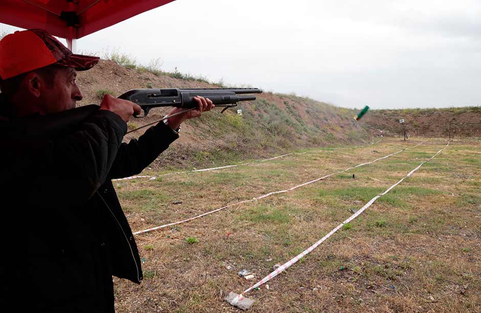 Avcıları canlıdan cansız hedefe yöneltmek için Eskişehir Gençlik Hizmetleri ve Spor İl Müdürlüğü ile ortaklaşa proje başlatan Tepebaşı Avcılık ve Atıcılık Spor Kulübü, lisans çıkardığı 30 avcıyı atıcılık sporuna kazandırdı.