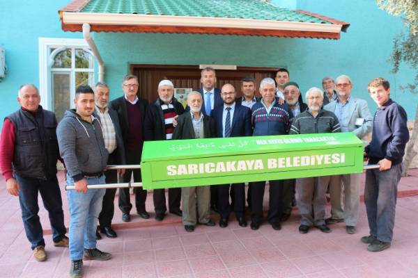 Suna’nın tabuta girerek görevliler tarafından belirli mesafede omuzlarda taşındığı sırada, "Faniyi nasıl bilirdiniz ey cemaat?", "İyi bilirdik" şeklinde esprili sözlerin kullanılması orada bulunanları gülümsetti.