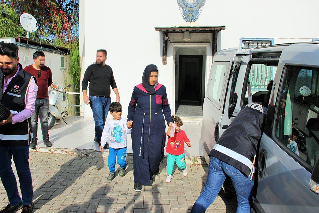 Muğla’nın Bodrum ilçesinden Yunanistan’ın Kos adasına yasa dışı yollarla kaçmaya çalışan 17 FETÖ/PDY terör örgütü üyesi yakalandı. Yakalanan şahıslardan birinin bilgi işlem ve teknolojilerinde uzman olduğu, Ankara 2. Ağır Ceza Mahkemesi'nde terör örgütü adına casusuluk suçu yapmaktan yakalaması olduğu ortaya çıktı. 