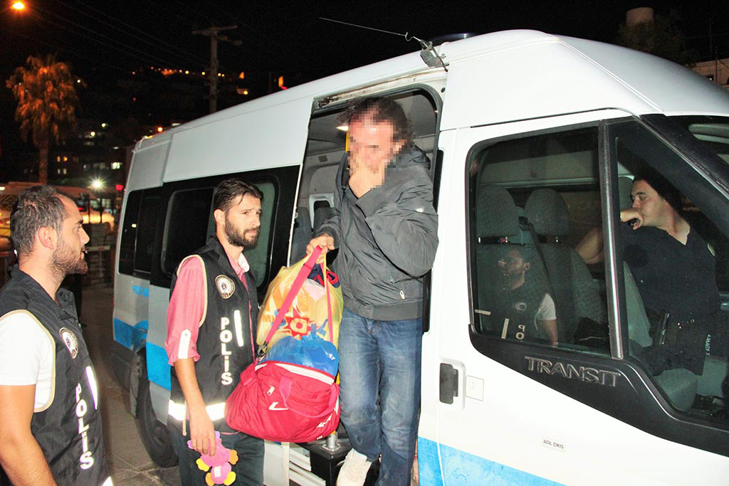 Muğla’nın Bodrum ilçesinden Yunanistan’ın Kos adasına yasa dışı yollarla kaçmaya çalışan 17 FETÖ/PDY terör örgütü üyesi yakalandı. Yakalanan şahıslardan birinin bilgi işlem ve teknolojilerinde uzman olduğu, Ankara 2. Ağır Ceza Mahkemesi'nde terör örgütü adına casusuluk suçu yapmaktan yakalaması olduğu ortaya çıktı. 