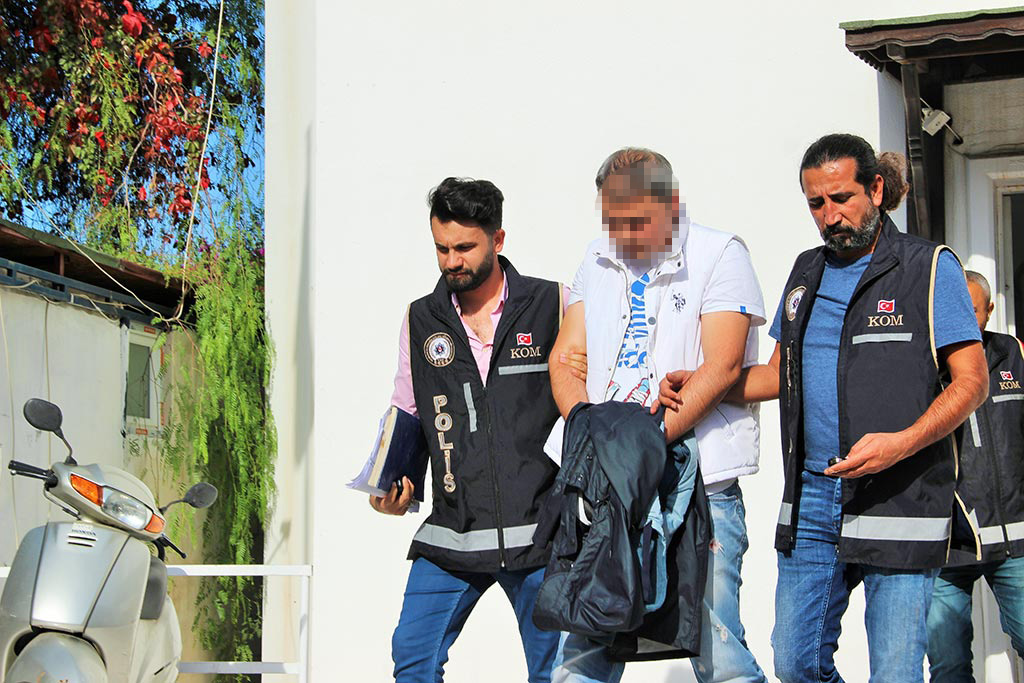 Muğla’nın Bodrum ilçesinden Yunanistan’ın Kos adasına yasa dışı yollarla kaçmaya çalışan 17 FETÖ/PDY terör örgütü üyesi yakalandı. Yakalanan şahıslardan birinin bilgi işlem ve teknolojilerinde uzman olduğu, Ankara 2. Ağır Ceza Mahkemesi'nde terör örgütü adına casusuluk suçu yapmaktan yakalaması olduğu ortaya çıktı. 