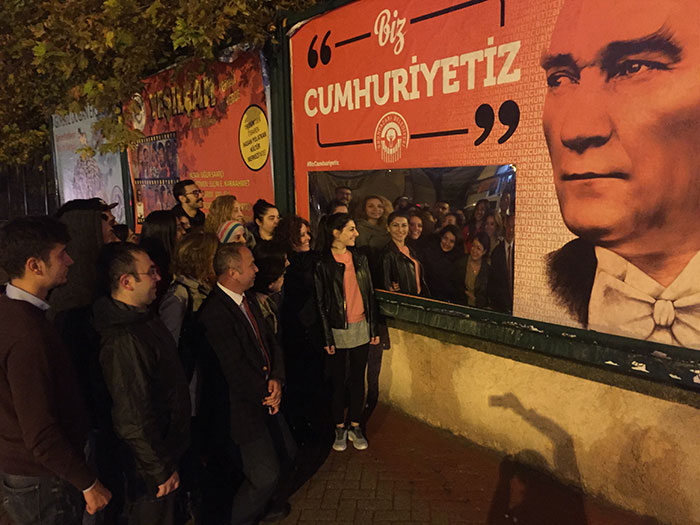 Odunpazarı Belediyesi, 29 Ekim Cumhuriyet Bayramı için birçok yeri "Biz Cumhuriyetiz" sloganlı Atatürk ve Türk bayrakları ile donattı. Aynalı billboard ve CLP’ler büyük ilgi gördü, vatandaşlar çektikleri fotoğrafları sosyal medya hesaplarında paylaştı. 