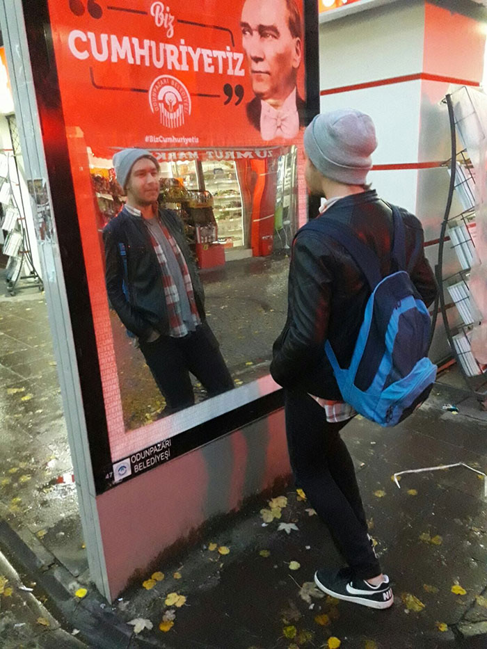 Odunpazarı Belediyesi, 29 Ekim Cumhuriyet Bayramı için birçok yeri "Biz Cumhuriyetiz" sloganlı Atatürk ve Türk bayrakları ile donattı. Aynalı billboard ve CLP’ler büyük ilgi gördü, vatandaşlar çektikleri fotoğrafları sosyal medya hesaplarında paylaştı. 