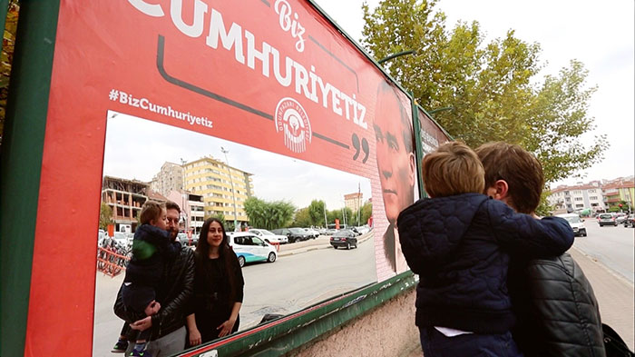 Odunpazarı Belediyesi, 29 Ekim Cumhuriyet Bayramı için birçok yeri "Biz Cumhuriyetiz" sloganlı Atatürk ve Türk bayrakları ile donattı. Aynalı billboard ve CLP’ler büyük ilgi gördü, vatandaşlar çektikleri fotoğrafları sosyal medya hesaplarında paylaştı. 