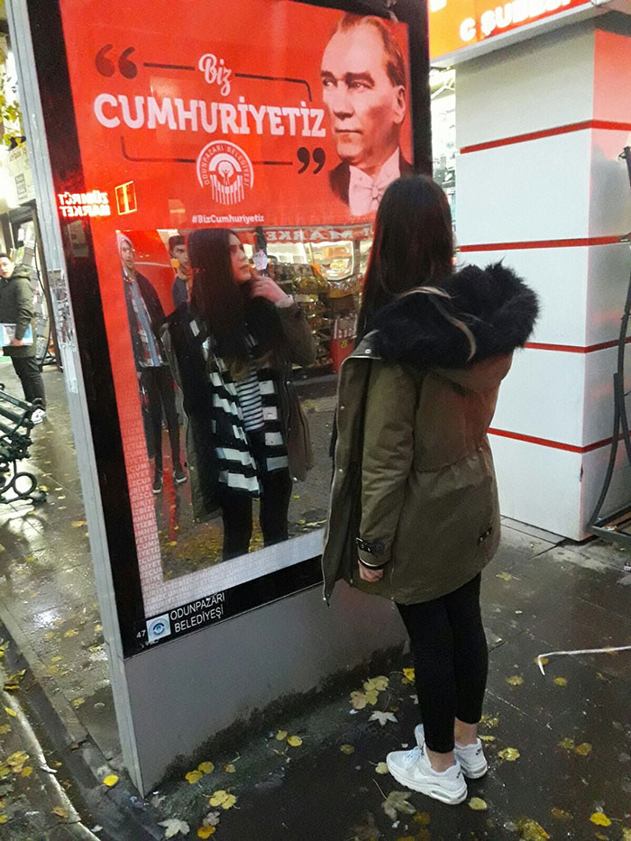 Odunpazarı Belediyesi, 29 Ekim Cumhuriyet Bayramı için birçok yeri "Biz Cumhuriyetiz" sloganlı Atatürk ve Türk bayrakları ile donattı. Aynalı billboard ve CLP’ler büyük ilgi gördü, vatandaşlar çektikleri fotoğrafları sosyal medya hesaplarında paylaştı. 