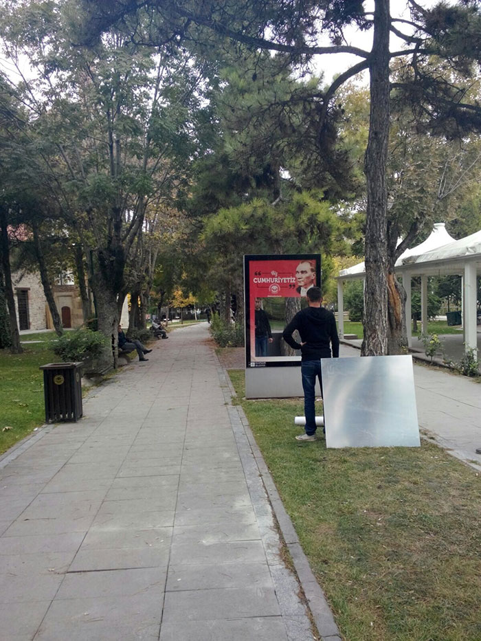 Odunpazarı Belediyesi, 29 Ekim Cumhuriyet Bayramı için birçok yeri "Biz Cumhuriyetiz" sloganlı Atatürk ve Türk bayrakları ile donattı. Aynalı billboard ve CLP’ler büyük ilgi gördü, vatandaşlar çektikleri fotoğrafları sosyal medya hesaplarında paylaştı. 