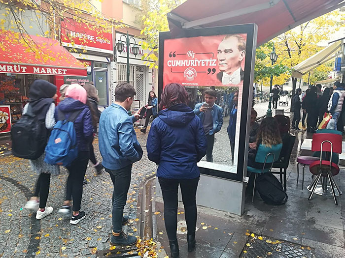 Odunpazarı Belediyesi, 29 Ekim Cumhuriyet Bayramı için birçok yeri "Biz Cumhuriyetiz" sloganlı Atatürk ve Türk bayrakları ile donattı. Aynalı billboard ve CLP’ler büyük ilgi gördü, vatandaşlar çektikleri fotoğrafları sosyal medya hesaplarında paylaştı. 