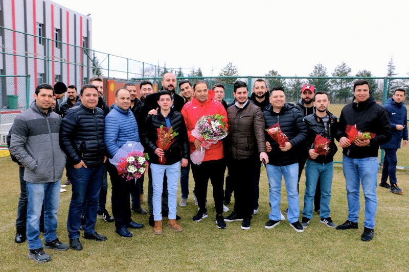 Eskişehirspor taraftarları, Vali Hanefi Demirkol tesislerine giderek takımlarının 14 Şubat Sevgililer Günü’nü kutladı. 