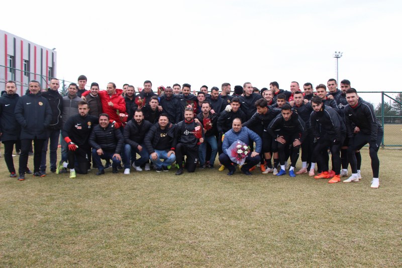 Eskişehirspor taraftarları, Vali Hanefi Demirkol tesislerine giderek takımlarının 14 Şubat Sevgililer Günü’nü kutladı. 