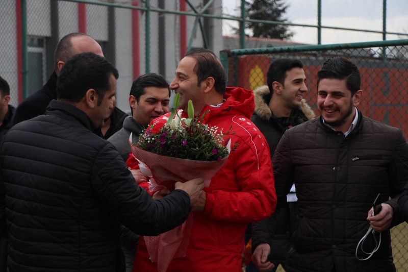 Eskişehirspor taraftarları, Vali Hanefi Demirkol tesislerine giderek takımlarının 14 Şubat Sevgililer Günü’nü kutladı. 