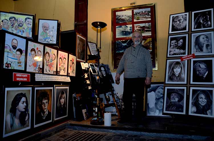 Eskişehir’de kuru fırça tekniği ile karikatür ve portre çizen Ressam Münir Yeşil, çocukluktan beri uğraştığı resim sanatını eğitim almadan geliştirdiğini söyledi. 