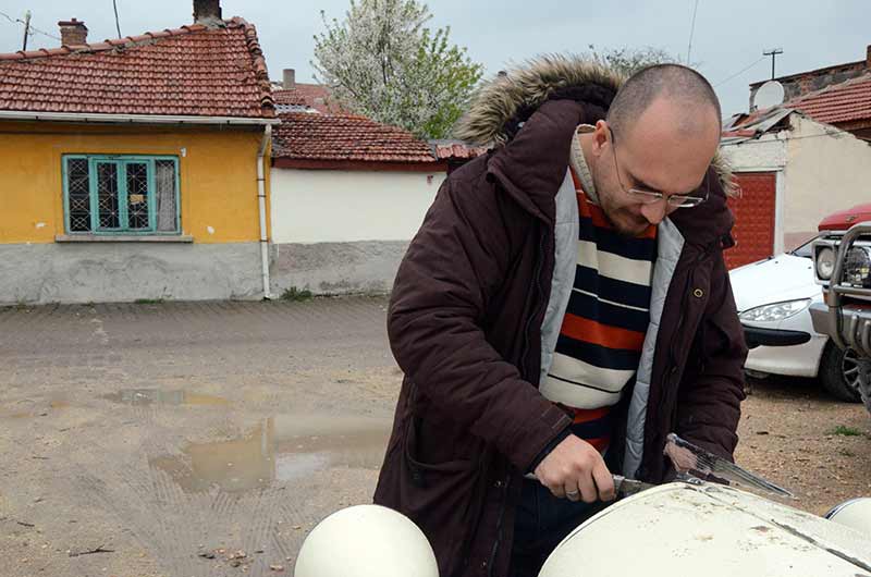 Eskişehir'de yaşayan Oğuz Şener, çekici üzerinde kendisine getirilen antika otomobilleri tekrardan yollara çıkartıyor.