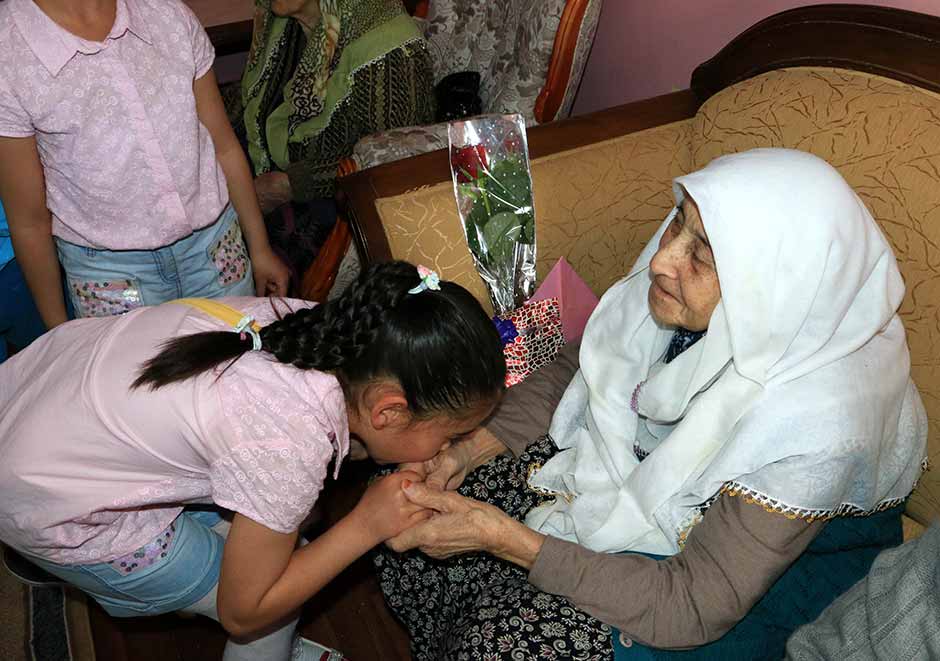 Eskişehir'de bir ilköğretim okulu öğrencileri, huzurevinde ziyaret ettikleri annelerin "Anneler Günü''nü kutladı. 