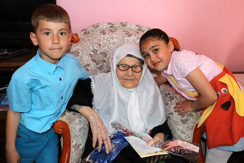 Eskişehir'de bir ilköğretim okulu öğrencileri, huzurevinde ziyaret ettikleri annelerin "Anneler Günü''nü kutladı. 