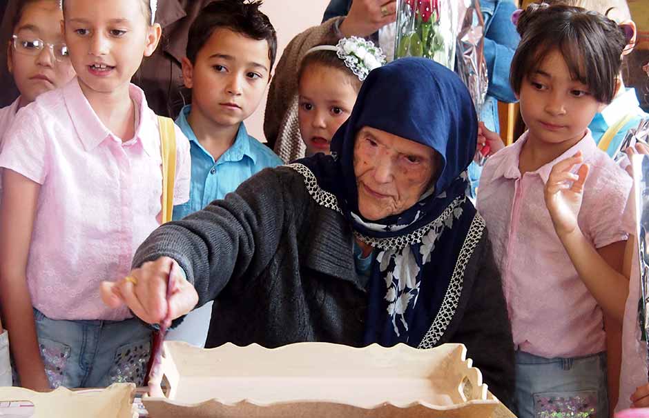 Eskişehir'de bir ilköğretim okulu öğrencileri, huzurevinde ziyaret ettikleri annelerin "Anneler Günü''nü kutladı. 