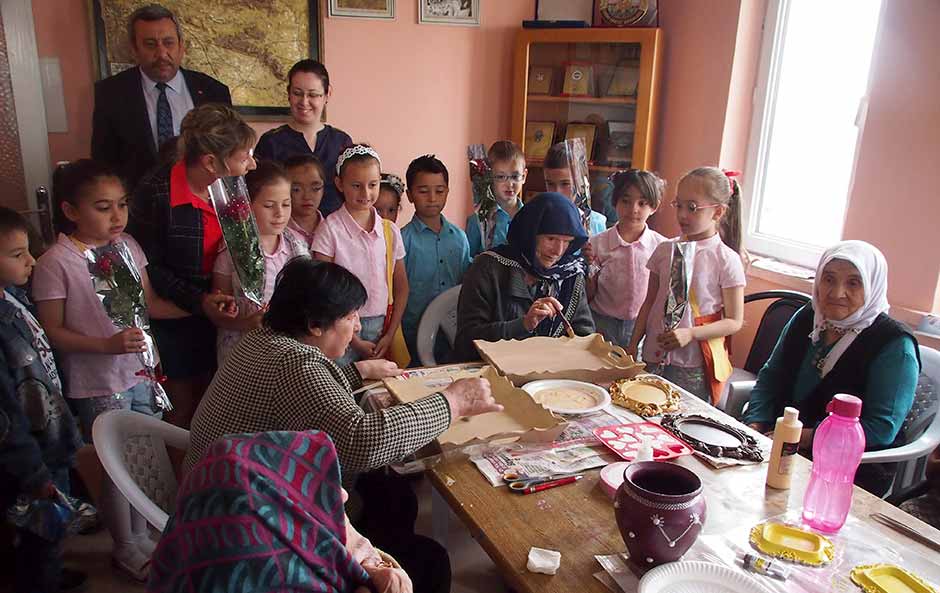 Eskişehir'de bir ilköğretim okulu öğrencileri, huzurevinde ziyaret ettikleri annelerin "Anneler Günü''nü kutladı. 