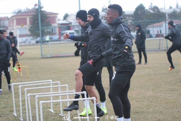 Eskişehirspor'un başarılı oyuncusu İbrahim Sissoko yeni saç sitili ile antrenmanda ilgi odağı oldu.