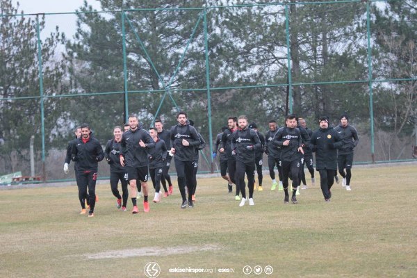 Eskişehirspor'un başarılı oyuncusu İbrahim Sissoko yeni saç sitili ile antrenmanda ilgi odağı oldu.