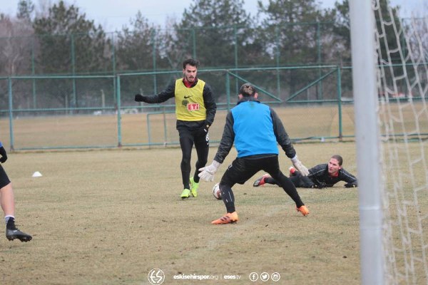 Eskişehirspor'un başarılı oyuncusu İbrahim Sissoko yeni saç sitili ile antrenmanda ilgi odağı oldu.