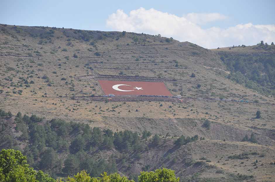 Karacaşehir bölgesinde oluşturulan dev bayrak İstanbul ve Kütahya yollarından da görülebilecek. Dev bayrakla birlikte, Şehit Astsubay Mustafa Özdemir anısına oluşturulan hatıra ormanının açılışı yapıldı. Açılışta vatandaşlar ve protokol üyeleri hatıra ormanı için fidan dikti.