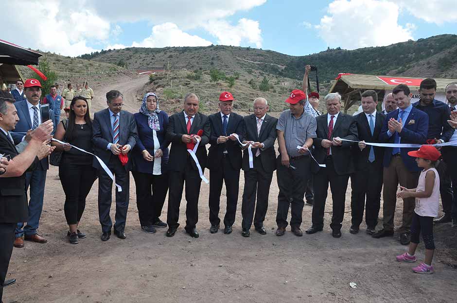 Karacaşehir bölgesinde oluşturulan dev bayrak İstanbul ve Kütahya yollarından da görülebilecek. Dev bayrakla birlikte, Şehit Astsubay Mustafa Özdemir anısına oluşturulan hatıra ormanının açılışı yapıldı. Açılışta vatandaşlar ve protokol üyeleri hatıra ormanı için fidan dikti.