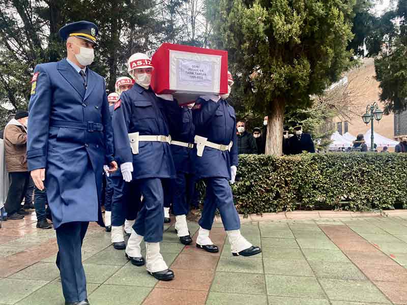 Askeri törenle karşılanan şehidin naaşı, bugün cenaze namazı öncesinde Reşadiye Camii avlusuna getirildi. Burada öğle namazına müteakip, İl Müftüsü Bekir Gerek tarafından kıldırılan cenaze namazının ardından şehit Er Tarcan’ın naaşı top arabası ile uğurlandıktan sonra, defnedilmek üzere Vişnelik Hava Şehitliği’nde götürüldü.