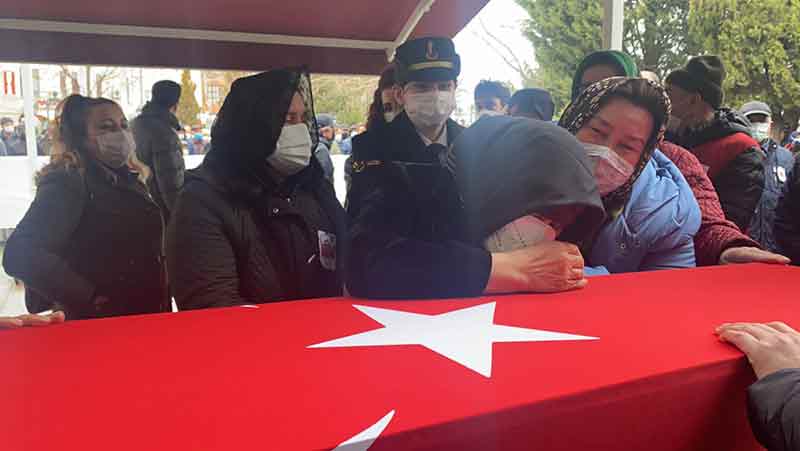 Şırnak’ın Cizre ilçesindeki hudut karakoluna teröristlerin düzenlediği havan saldırısında, terhisine 20 gün kala şehit olan Piyade Er Tarık Tarcan, memleketi Eskişehir’de son yolculuğuna uğurlandı. Acılı baba Hilmi Tarcan, şehidin tabutu başında, “Hakkını helal et oğlum” diyerek oğlundan son kez helallik istedi.