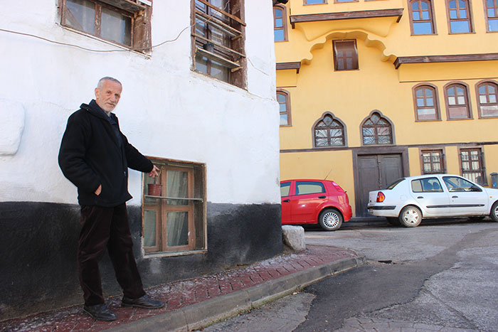 Eskişehir'in Odunpazarı bölgesinde yaşayan Mustafa Yanık, yapım tarihi 200 yılı aşan ve içinde yatır bulunduğunu öne sürdüğü evinin Büyükşehir Belediyesi tarafından park yapmak için yıkılmak istendiğini iddia etti. Büyükşehir Belediyesi ise Uygulama İmar Planında meydana isabet eden ve resmi kayıtlarda gecekondu türündeki taşınmazın bitim tarihinin 1941 yılında olduğunun tespit edildiğini, söz konusu binanın belirlenmiş bir “tescil” özelliği taşımadığını bildirdi.