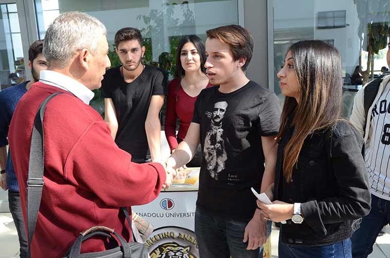 Eskişehir'de yaşayan 60 yaşındaki Muharrem Özcamur, içinde kalan ukdeden dolayı ilerlemiş yaşına rağmen üniversiteye başladı. 