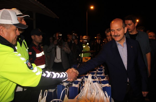 İçişleri Bakanı Süleyman Soylu Ramazan Bayramı sonrası trafikte yoğunluk yaşanan Eskişehir-Ankara karayolunda trafik denetimlerine katıldı. Burada konuşan Bakan Soylu, “Hepimizin aynı yolda olduğumuzu unutmamamız gerekir ve dönüşümüz bayram olsun, dönüşümüz felaket olmasın” dedi. 