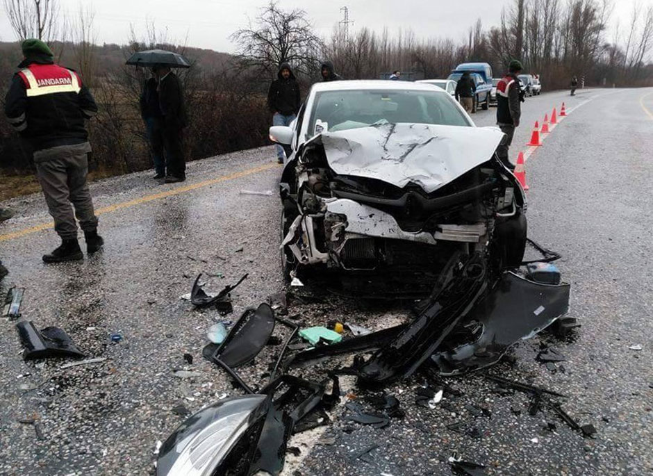 Kütahya’nın Domaniç ilçesinde iki otomobilin çarpışması sonucu meydana gelen trafik kazasında 7 kişi yaralandı.