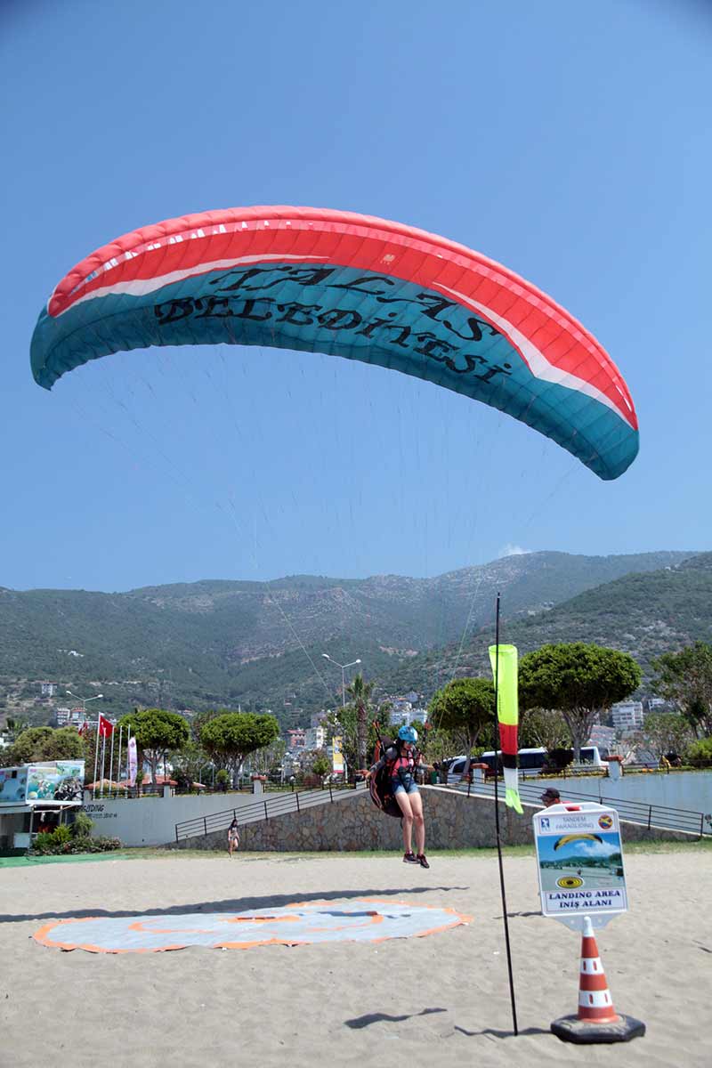 Alanya'daki yarışlar da paraşütçüler şampiyonasının ilk etabı. İkinci, üçüncü etabı da Erzincan'da, Eskişehir'de yapılacak.