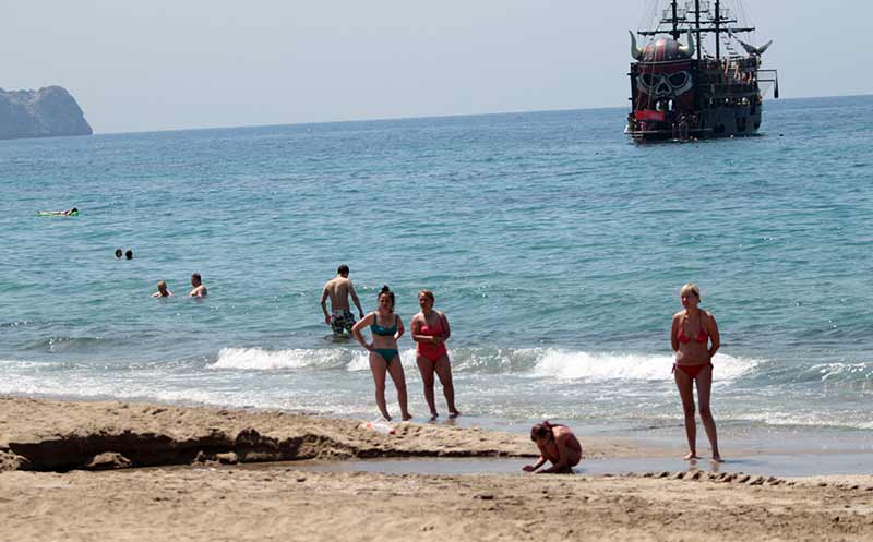 Alanya'daki yarışlar da paraşütçüler şampiyonasının ilk etabı. İkinci, üçüncü etabı da Erzincan'da, Eskişehir'de yapılacak.