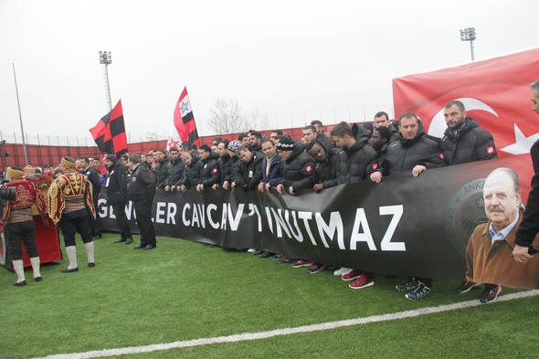 Geçirdiği beyin kanaması sonrasında üç gün önce hastaneye kaldırılarak yoğun bakım ünitesine alınan ve dün 81 yaşında vefat eden Türk futbolcunun duayen ismi İlhan Cavcav'ın cenazesi öncesinde, Beştepe İlhan Cavcav Tesisleri'nde tören yapıldı. 