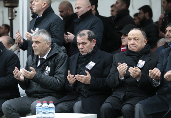 Geçirdiği beyin kanaması sonrasında üç gün önce hastaneye kaldırılarak yoğun bakım ünitesine alınan ve dün 81 yaşında vefat eden Türk futbolcunun duayen ismi İlhan Cavcav'ın cenazesi öncesinde, Beştepe İlhan Cavcav Tesisleri'nde tören yapıldı. 