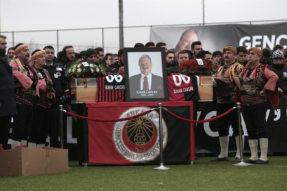 Geçirdiği beyin kanaması sonrasında üç gün önce hastaneye kaldırılarak yoğun bakım ünitesine alınan ve dün 81 yaşında vefat eden Türk futbolcunun duayen ismi İlhan Cavcav'ın cenazesi öncesinde, Beştepe İlhan Cavcav Tesisleri'nde tören yapıldı. 