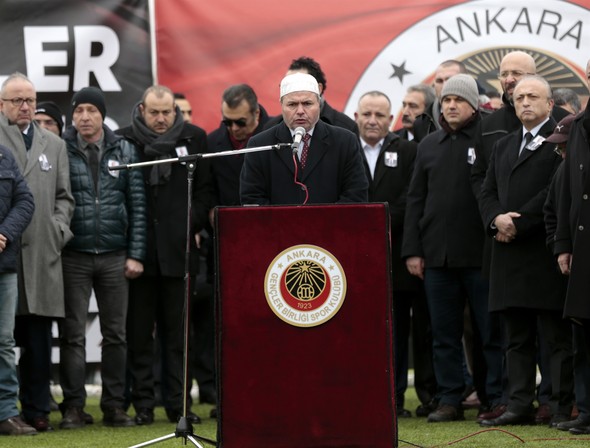 Geçirdiği beyin kanaması sonrasında üç gün önce hastaneye kaldırılarak yoğun bakım ünitesine alınan ve dün 81 yaşında vefat eden Türk futbolcunun duayen ismi İlhan Cavcav'ın cenazesi öncesinde, Beştepe İlhan Cavcav Tesisleri'nde tören yapıldı. 