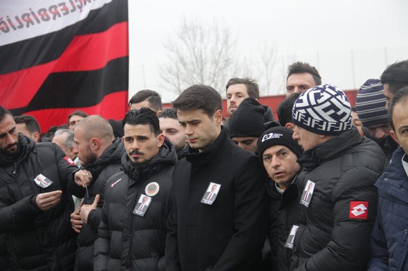 Geçirdiği beyin kanaması sonrasında üç gün önce hastaneye kaldırılarak yoğun bakım ünitesine alınan ve dün 81 yaşında vefat eden Türk futbolcunun duayen ismi İlhan Cavcav'ın cenazesi öncesinde, Beştepe İlhan Cavcav Tesisleri'nde tören yapıldı. 