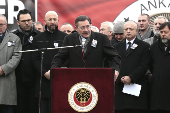 Geçirdiği beyin kanaması sonrasında üç gün önce hastaneye kaldırılarak yoğun bakım ünitesine alınan ve dün 81 yaşında vefat eden Türk futbolcunun duayen ismi İlhan Cavcav'ın cenazesi öncesinde, Beştepe İlhan Cavcav Tesisleri'nde tören yapıldı. 