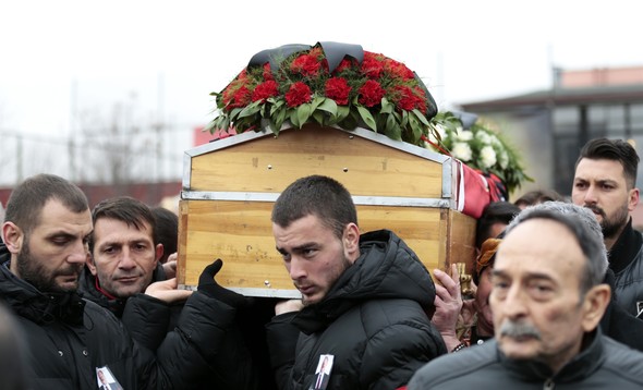 Geçirdiği beyin kanaması sonrasında üç gün önce hastaneye kaldırılarak yoğun bakım ünitesine alınan ve dün 81 yaşında vefat eden Türk futbolcunun duayen ismi İlhan Cavcav'ın cenazesi öncesinde, Beştepe İlhan Cavcav Tesisleri'nde tören yapıldı. 