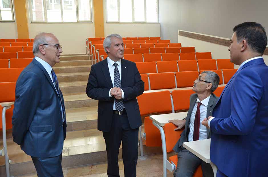 Anadolu Üniversitesi Rektörü Prof. Dr. Naci Gündoğan, İktisadi ve İdari Bilimler Fakültesi’ne bu yıl yerleşen öğrencilerle bir araya gelerek, 2016-2017 eğitim-öğretim yılının ilk dersini kendisi verdi. 