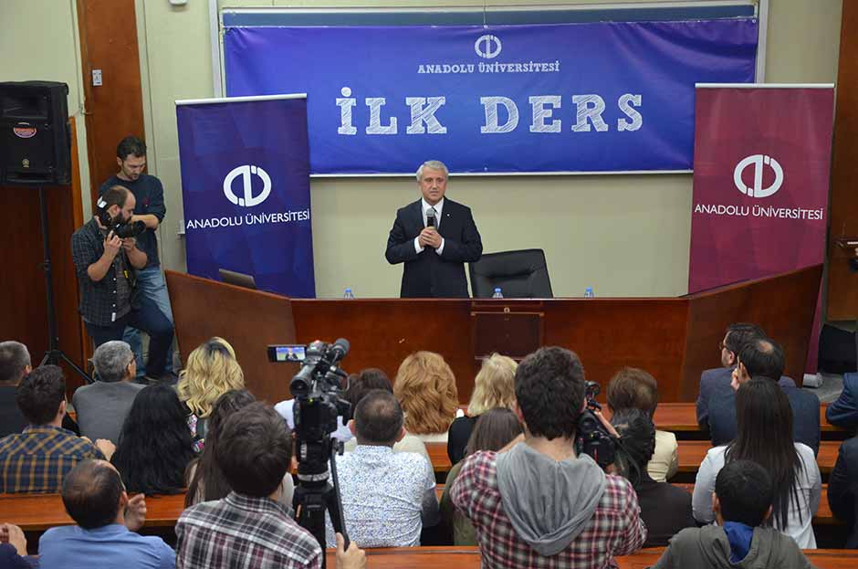 Anadolu Üniversitesi Rektörü Prof. Dr. Naci Gündoğan, İktisadi ve İdari Bilimler Fakültesi’ne bu yıl yerleşen öğrencilerle bir araya gelerek, 2016-2017 eğitim-öğretim yılının ilk dersini kendisi verdi. 