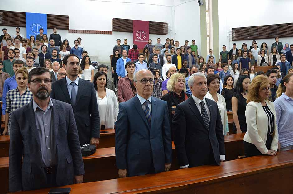 Anadolu Üniversitesi Rektörü Prof. Dr. Naci Gündoğan, İktisadi ve İdari Bilimler Fakültesi’ne bu yıl yerleşen öğrencilerle bir araya gelerek, 2016-2017 eğitim-öğretim yılının ilk dersini kendisi verdi. 