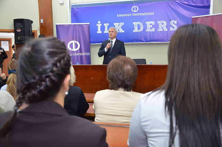 Anadolu Üniversitesi Rektörü Prof. Dr. Naci Gündoğan, İktisadi ve İdari Bilimler Fakültesi’ne bu yıl yerleşen öğrencilerle bir araya gelerek, 2016-2017 eğitim-öğretim yılının ilk dersini kendisi verdi. 